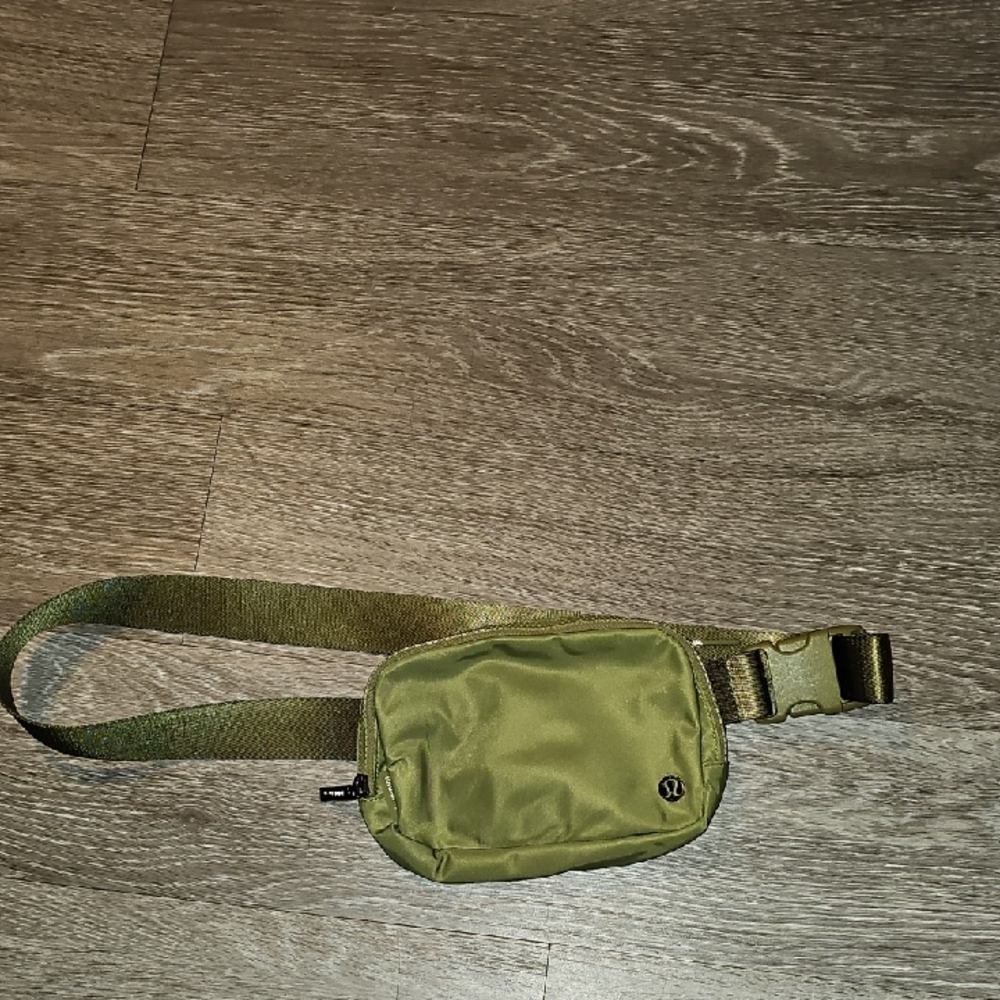 Lululemon Green Belt Bag 1L. Used Great Condition!! Sold Out